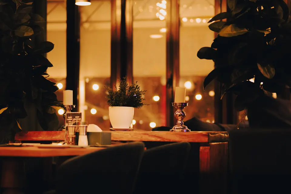 Restaurantinterieur bij avondlicht