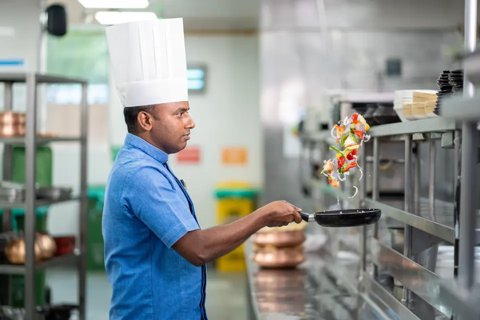 Kok in de open keuken