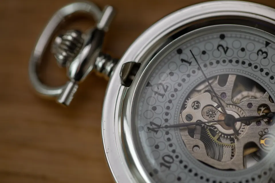 Uurwerk op een donkere ondergrond