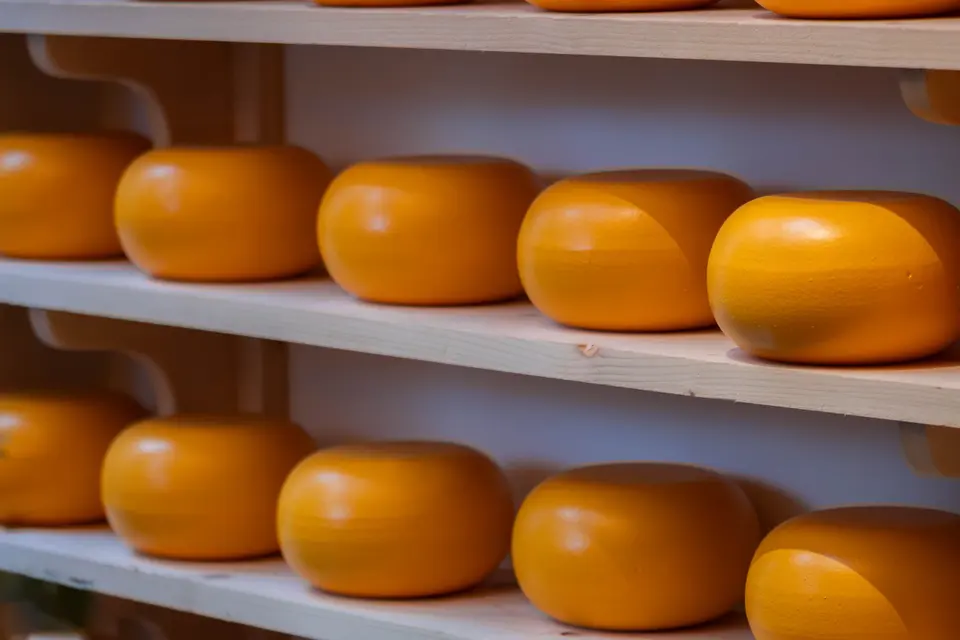 Belegen kaas op de plank