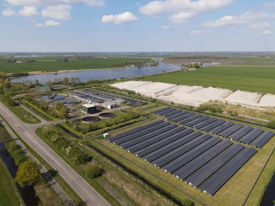 Zonnepanelen op een dak